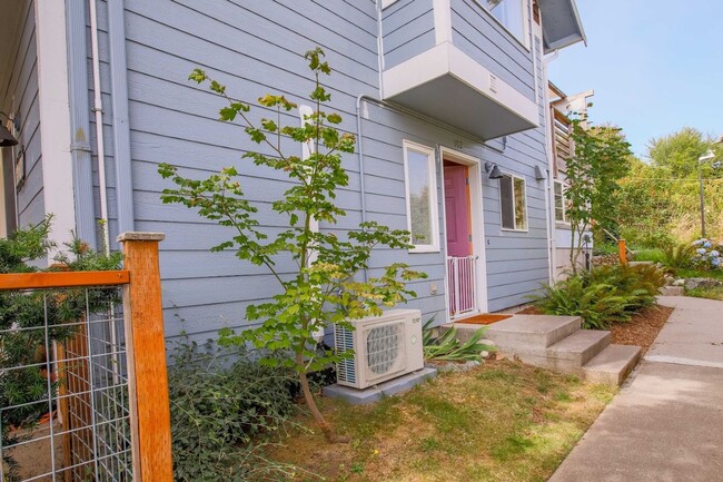Lovely Langley Condo and Pet Friendly! - Lovely Langley Condo and Pet Friendly!