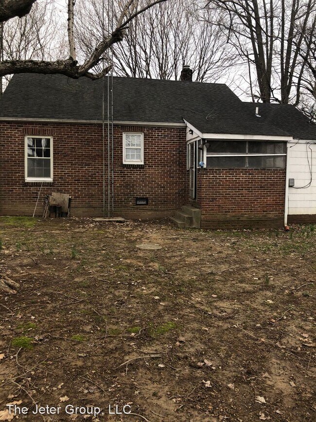 2 br, 1 bath House - 3925 US HWY 641 S.