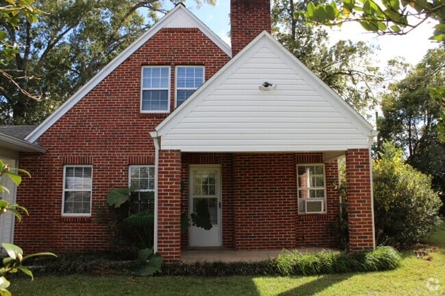 Building Photo - Recently remodeled home