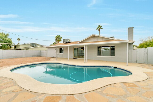 Photo - Prime ASU-Area Property: 6-Bedroom Pool Home with 2-Car Garage