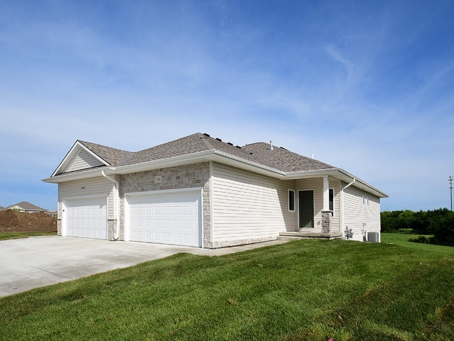 Building Photo - 17640 Greenleaf St Rental