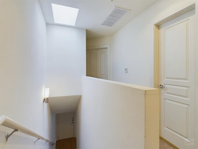 Photo - 711 W 32nd St Unit 143