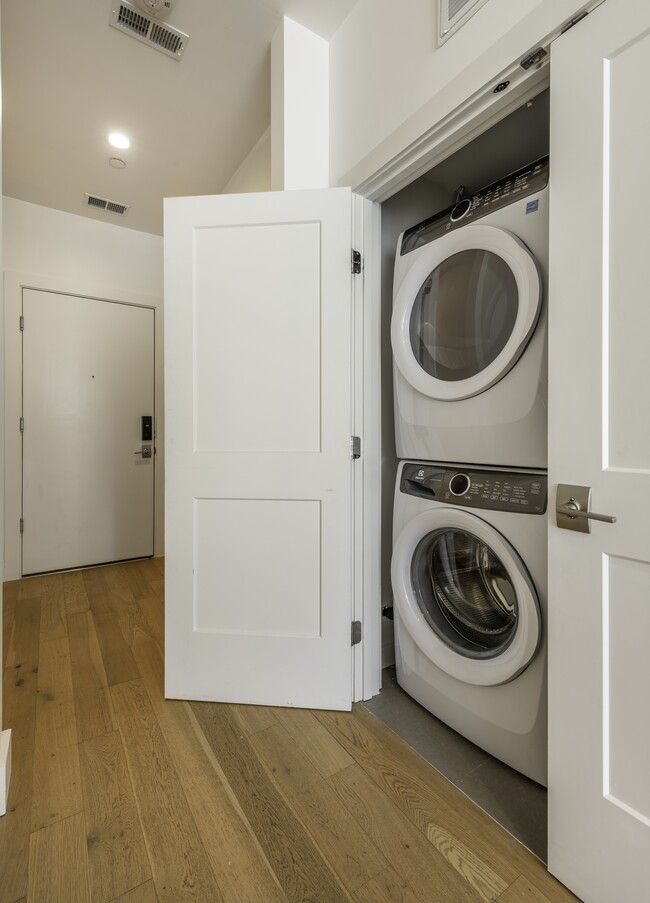 Photo - 946 Saratoga St