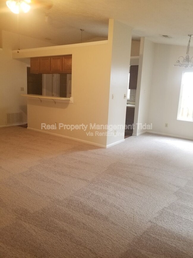 Photo - 467 Springmont Ct