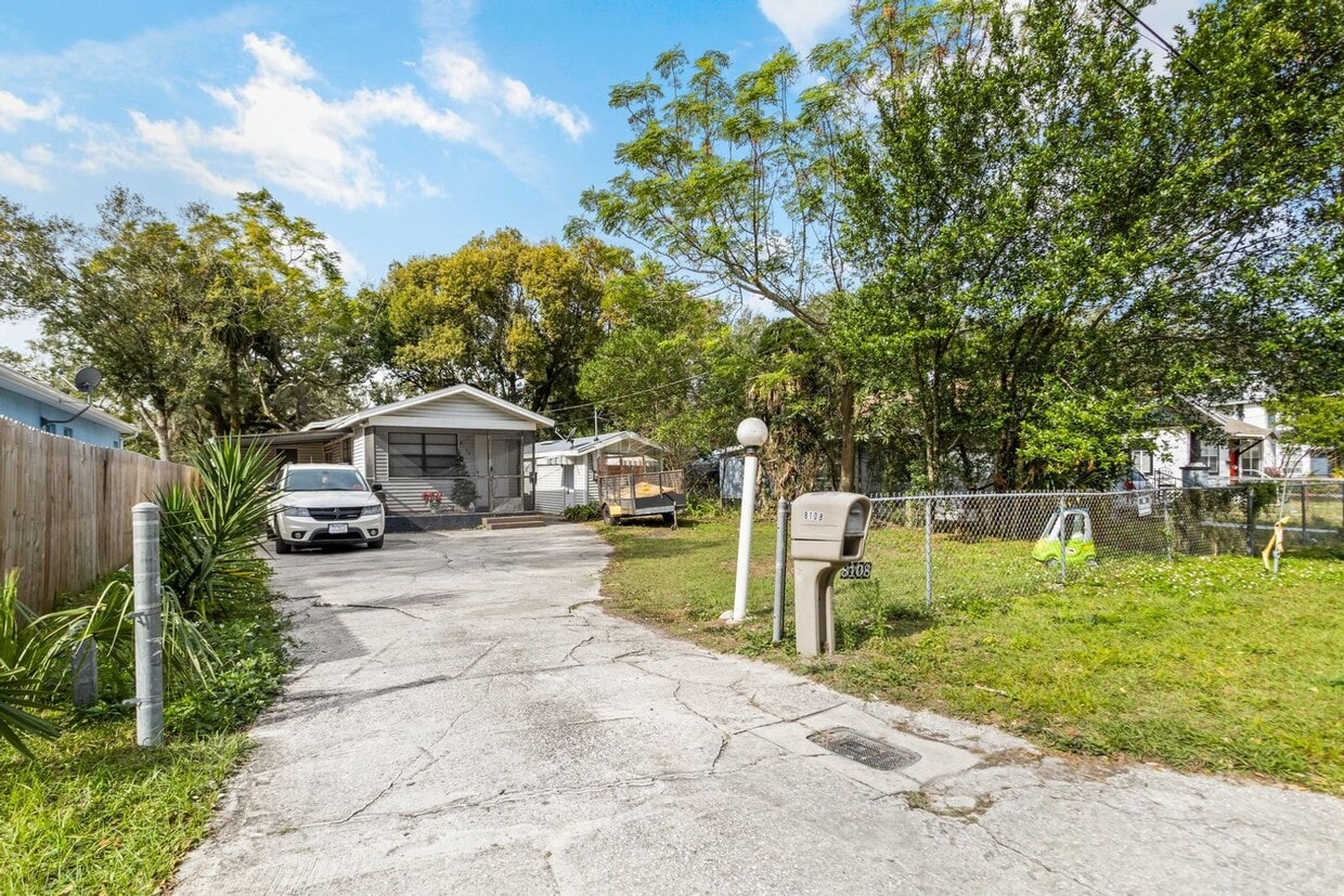Photo - 8108 - 8108 1/2 N Alaska St