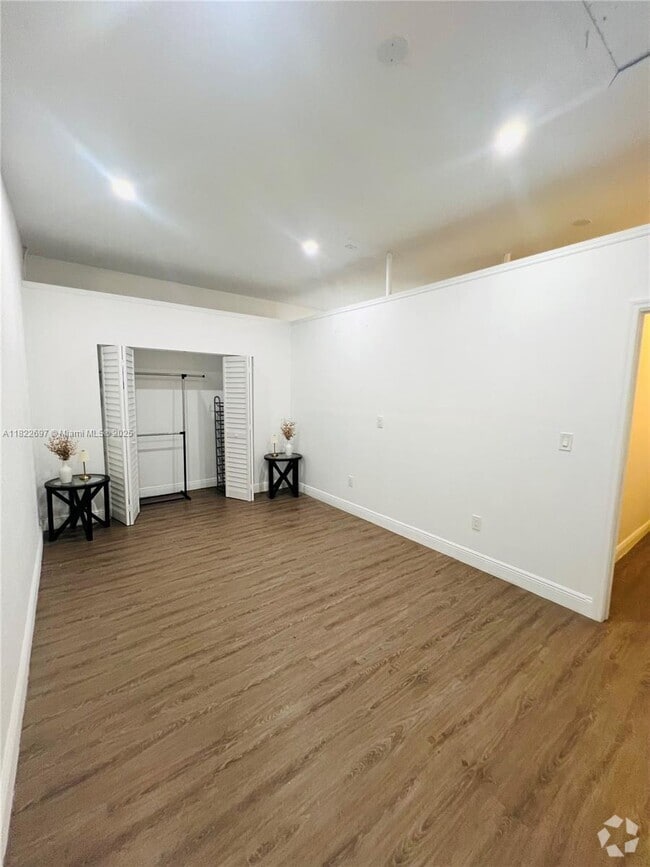 Building Photo - 550 NW 20th St Unit REAR Rental