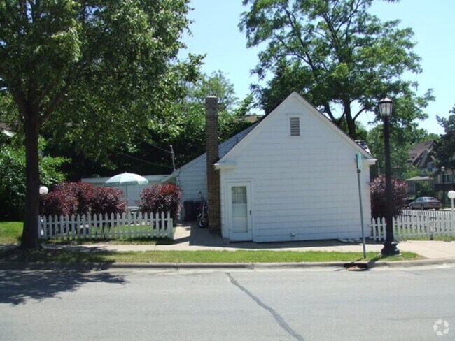 Building Photo - ENTIRE HOUSE: Cozy 2-Bedroom Home in Beaut... Unit 42