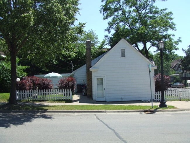 Building Photo - ENTIRE HOUSE: Cozy 2-Bedroom Home in Beaut... Unit 42