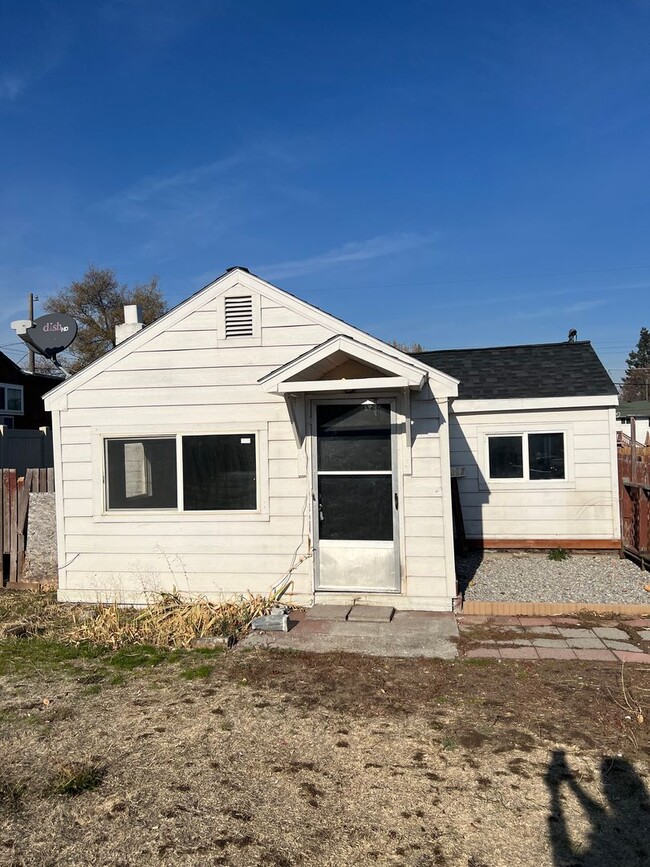 Newly remodeled 1 bed/1 bath home w/fenced... - Newly remodeled 1 bed/1 bath home w/fenced...