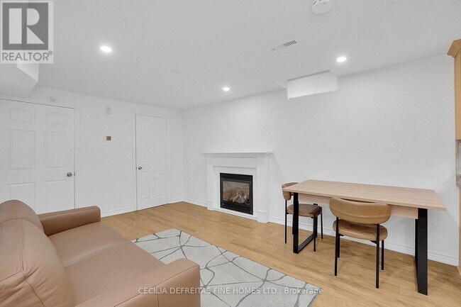 Photo - 40 Venetian Crescent