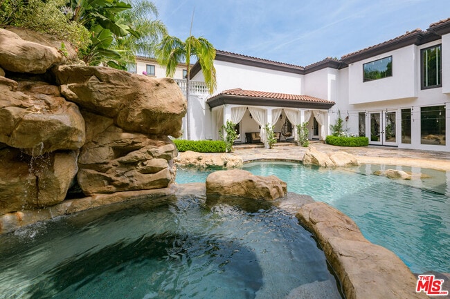 Building Photo - 4705 Los Feliz Blvd