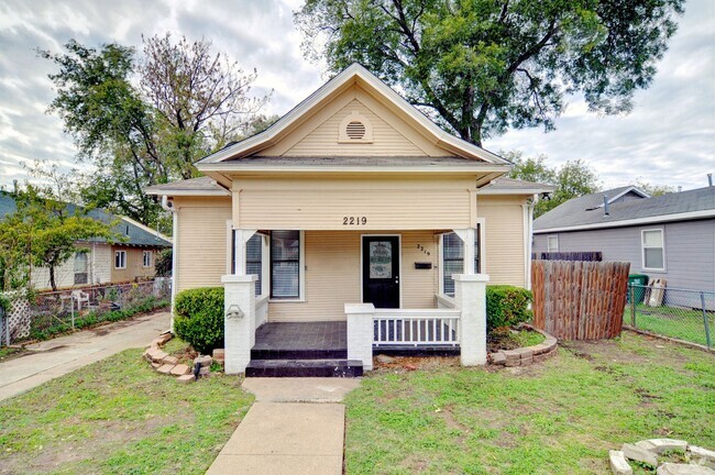 Building Photo - 2219 Refugio Ave Rental