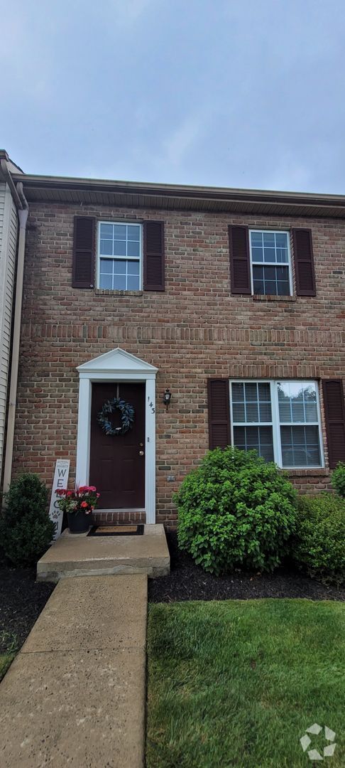 Building Photo - 3 Bedroom 1.5 bathroom townhome-Eastpointe...