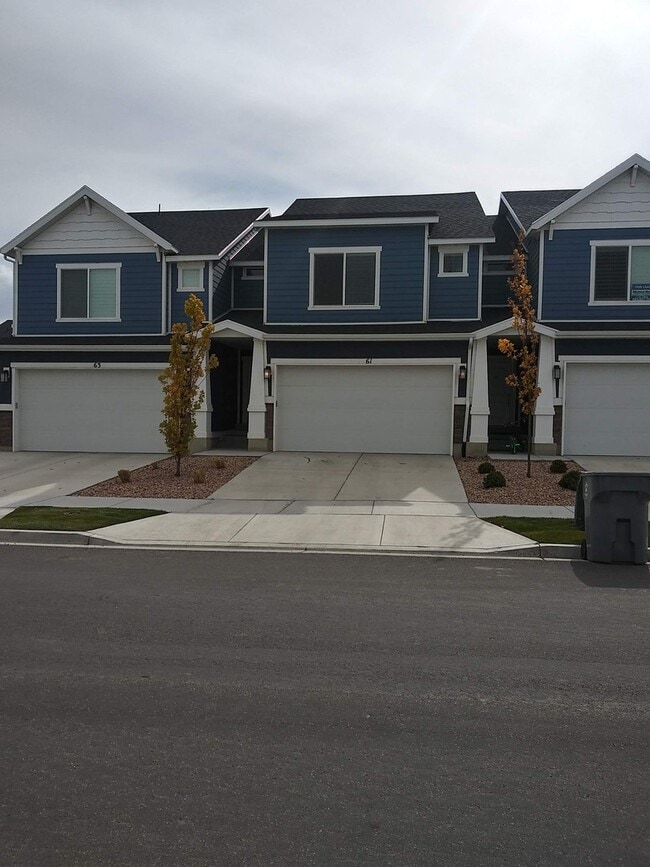 STUNNING 3 bed 2.5 bath Pet Friendly town ... - STUNNING 3 bed 2.5 bath Pet Friendly town ... House