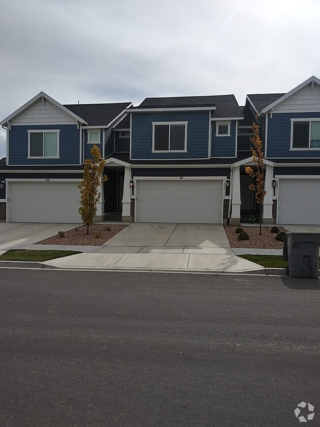 Building Photo - STUNNING 3 bed 2.5 bath Pet Friendly town ... Rental