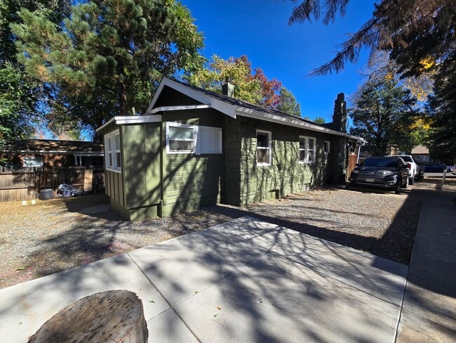 Building Photo - 4 bed, 2 bath House On The Hill!