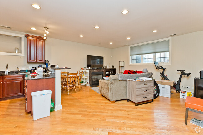 Building Photo - 2414 W Moffat St Unit 1 Rental