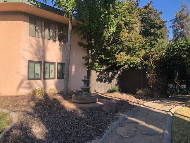 Building Photo - East Sacramento Condo!
