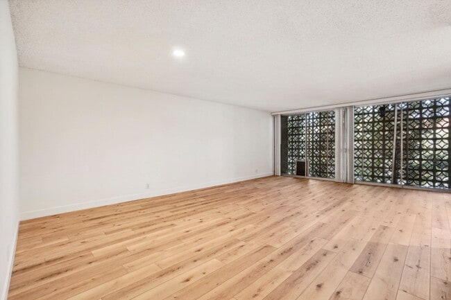 Photo - 9000 Clifton Way