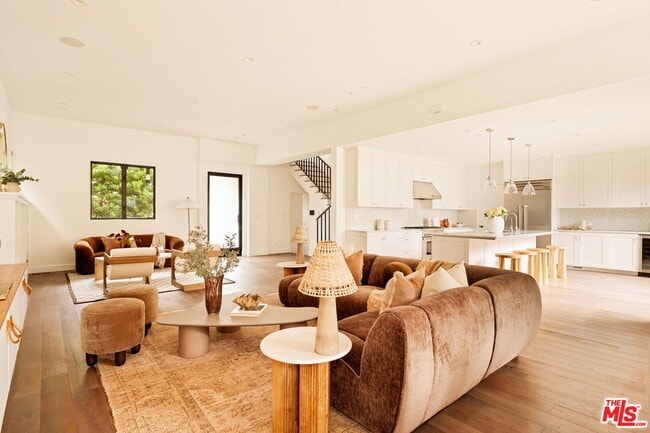 Photo - 1023 Superba Ave