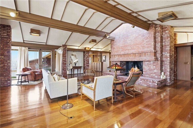 Photo - 951 Pembroke Rd