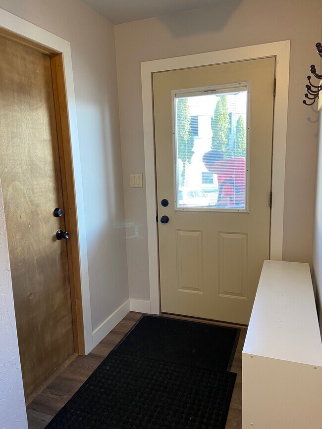 Entrance Hall - 835 Warren St Unidad 835 Warren St