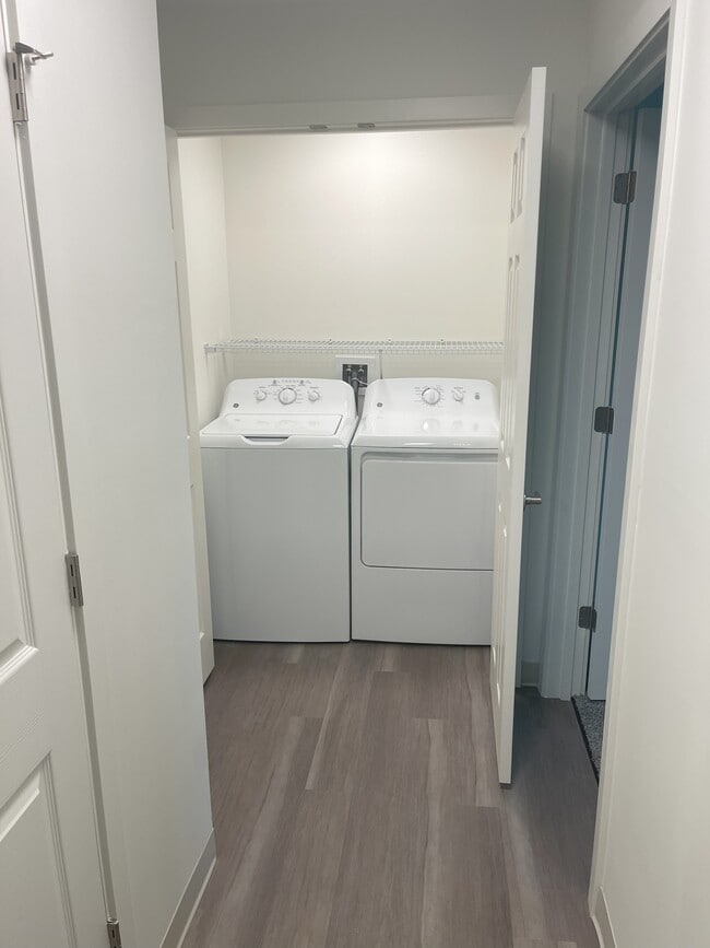 Armario de lavandería en la unidad (lavadora y secadora incluidas) - Brookhollow Senior