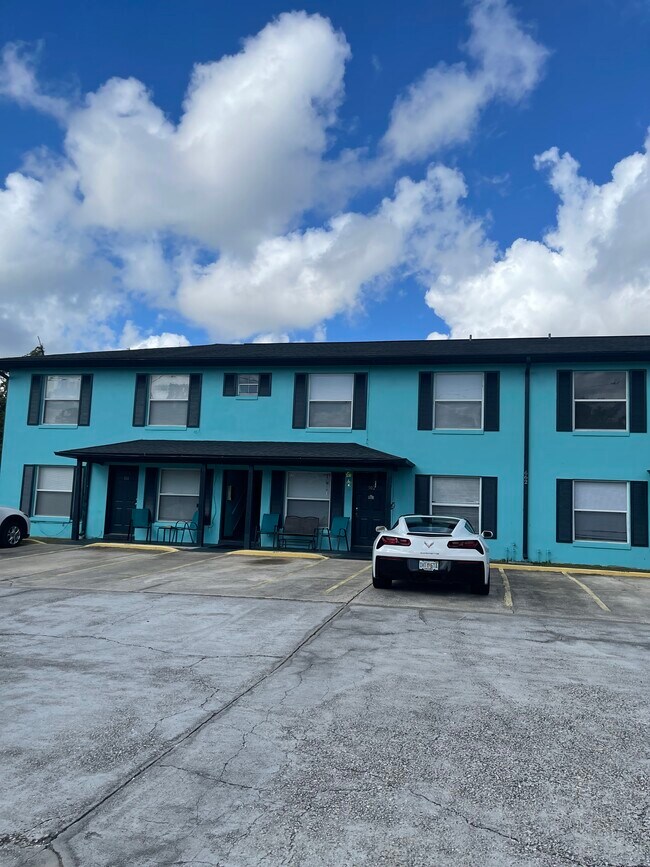 2 Bedroom 1 Bath Apartment for Rent - 662 Deltona Blvd Apartments Unit 104