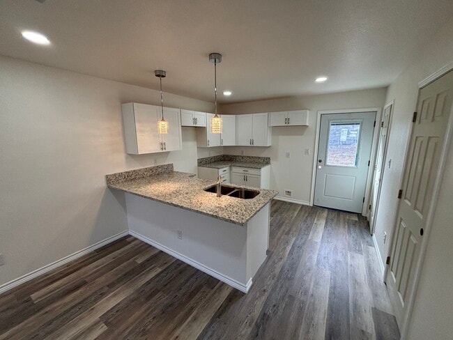 Photo - 925 River Rd