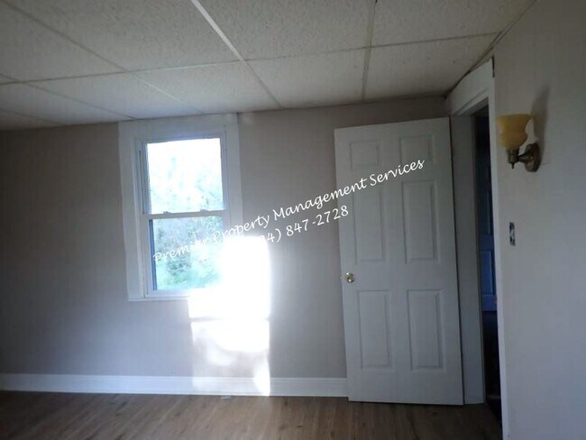 Photo - 1129 Main St