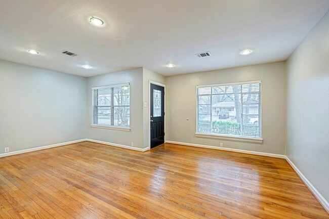 Photo - 1135 W 31st St