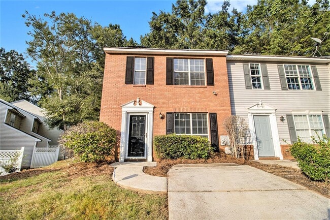 Building Photo - 2BR/2.5BA End Unit Off of Fairington Pkwy! Rental