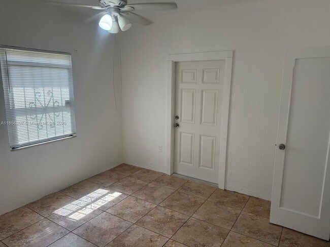 Photo - 1411 NW 41st St Unit 1413