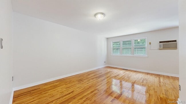 Photo - 273 W 254th St