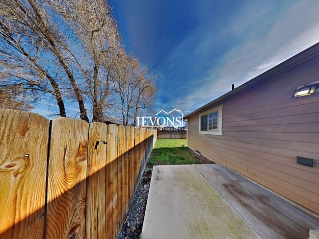 Photo - Spacious 3-Bedroom, 2-Bathroom Apartment in Central Yakima