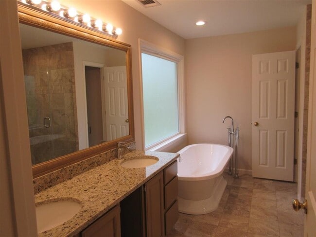 Photo - 4635 Villa Chase Dr NE