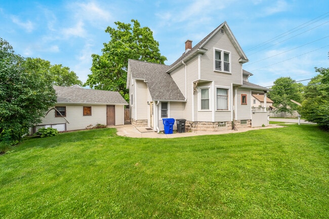 Building Photo - 1436 W Prospect Ave