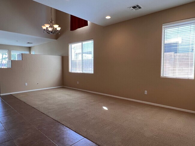 Photo - 5 Bed 4 Bath Beautiful Gilbert Home - Gated Community On Golf Course