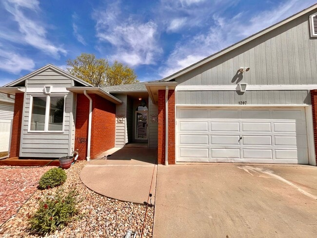 Building Photo - Spacious 3 bedroom/3 bath Townhome with 2 car Attached Garage and Private Yard in Evans, CO