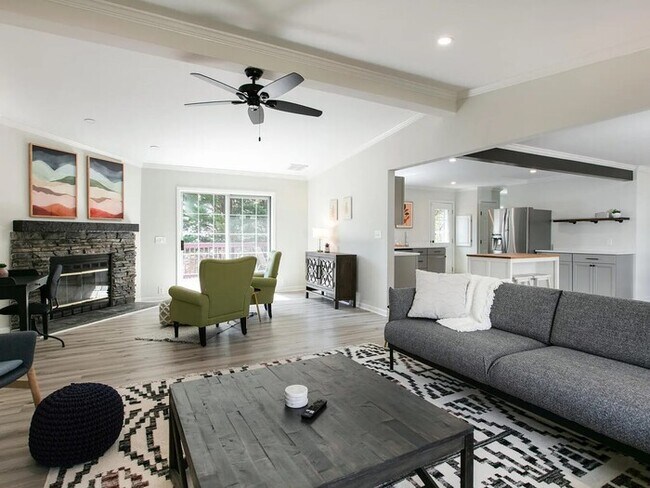 Photo - Spacious Three Bedroom Home w/ Fenced Yard