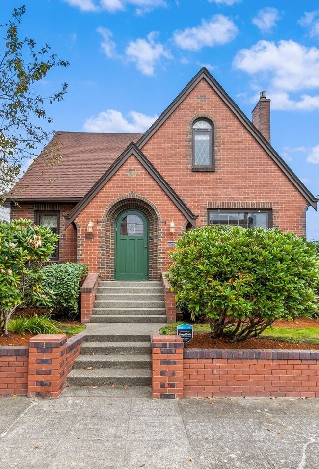 Building Photo - Stunning Air Conditioned 1931 Tudor in Cov... Rental