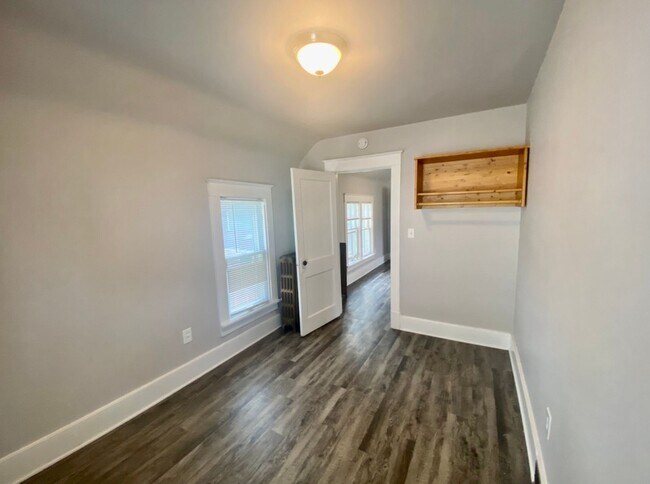 Photo - 2 Bed, 1 Bath Upstairs Unit in Heritage Hill – Private Entry & Prime Location Unidad Lyon 5