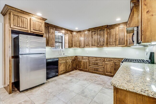 Photo - 2111 E Lott Ave