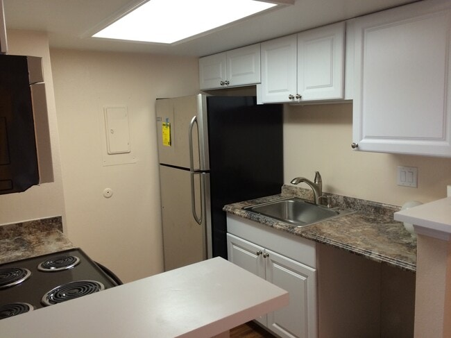 Building Photo - 8555 Fairmount Dr Unit H106 Rental