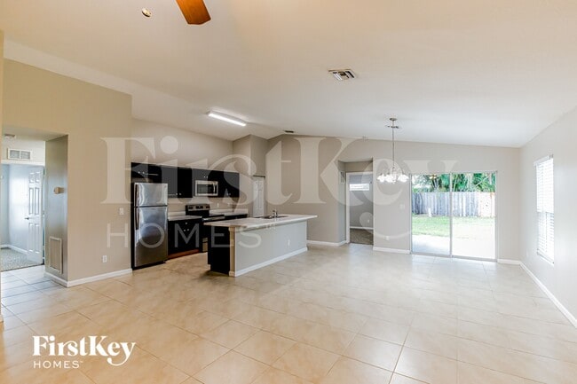 Photo - 931 SE Thornhill Dr