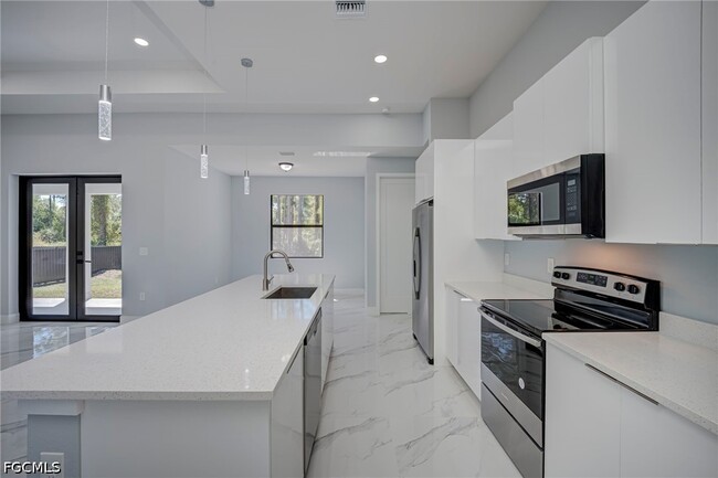 Photo - 872 Spaulding St E