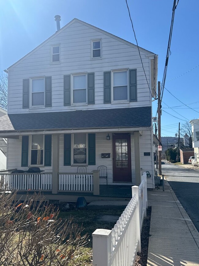 Building Photo - 322 E Broad St Unit 1st Floor