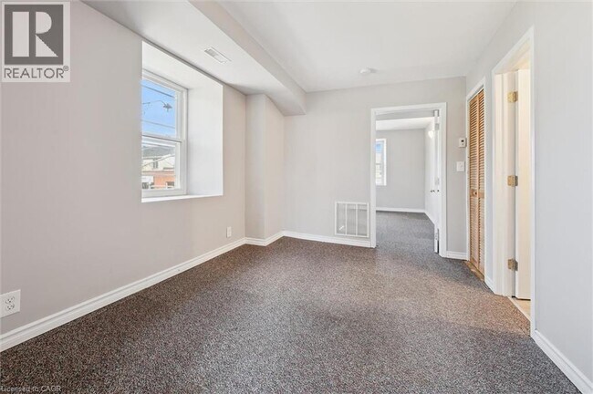 Photo - 906 King St E