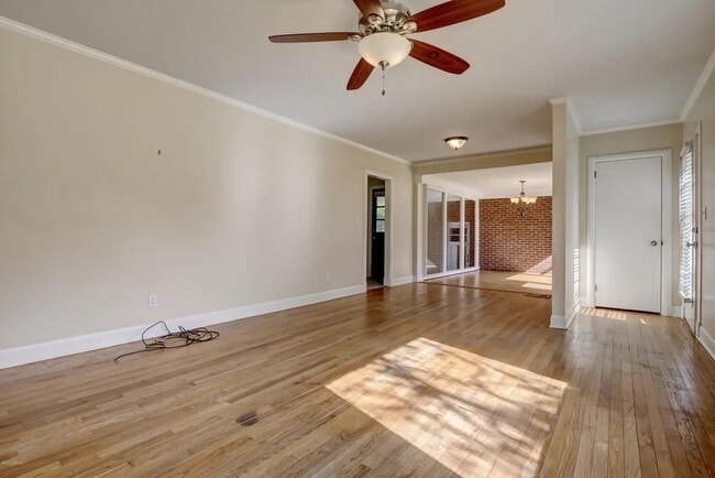 Photo - 211 Oak Leaf Dr