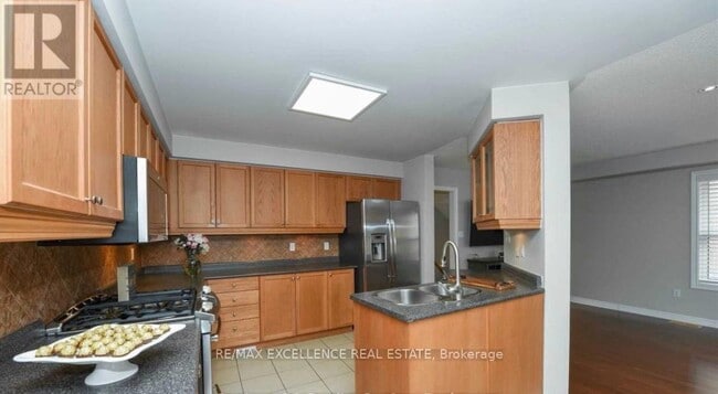 Photo - 17 Fallstar Crescent